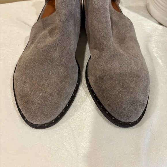 Lucky Brand🍀 Taupe soft suede loafers Sz 8.5 buckle, studded - Picture 8 of 11